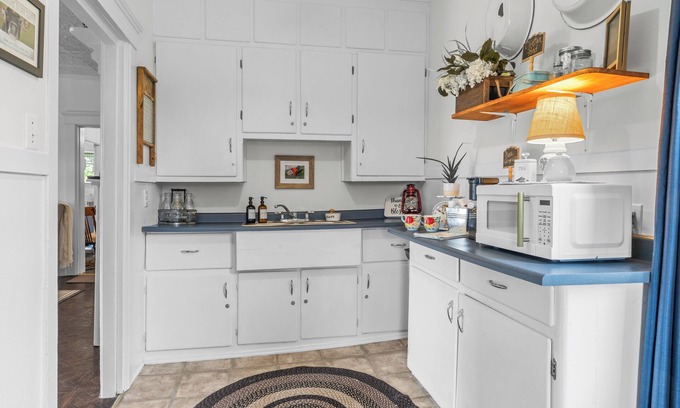 Anne's Land House | A Luxurious Retreat Clinton PondnSpacious 5-bedroom house with Hottub in Clinton