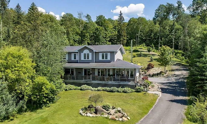 Katrine House | A LUXURY 6 BEDROOM LAKEFRONT COTTAGE Available for RENT!!!!