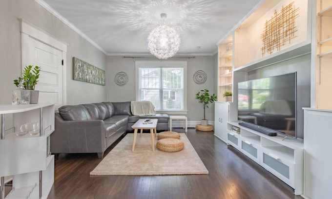 Peoria House | A luxury and modern estate. Free airport transfer with Tesla Model X!