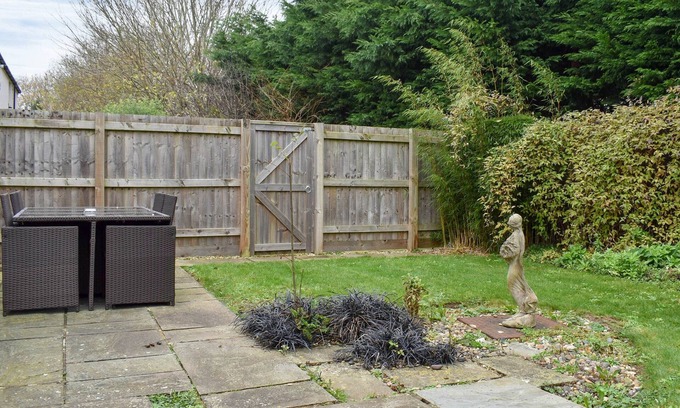 Norton Sub Hamdon Cottage | A luxury cottage located close to Hollies Hotel with a fabulous bar and restaurant.