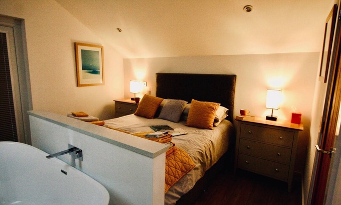 Gorran Haven Ski Chalet | A luxury one-bedroomed chalet with sea views.