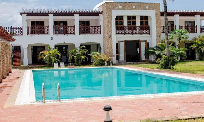 Vipingo Apartment | A magnificent 2 bedroomed apartment with a pool, 2 mins from the Ngoloko beach.