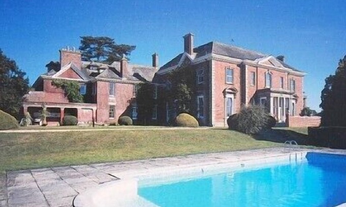 Offham House | A magnificent Georgian Country Mansion in a delightful parkland setting