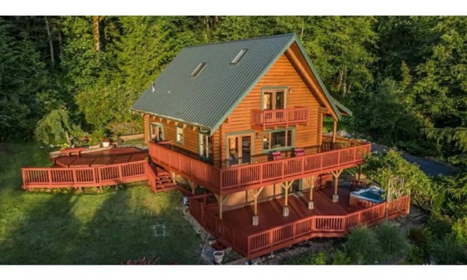 Monroe Cabin | A Marvelous Mountain Log Cabin Retreat w/hot tub