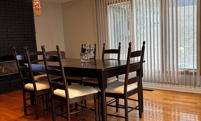 Peterborough Apartment | A min walk to the zoo and University!2 bed apartment