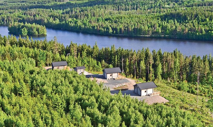 Vetlanda House | A modern cottage with a fantastic view of the lake.