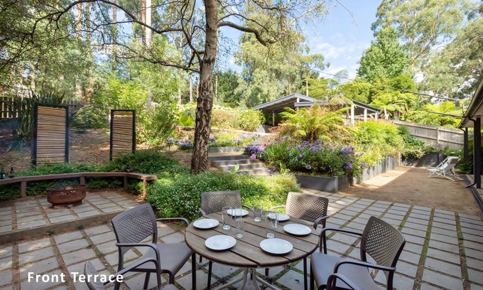 Cockatoo House | A modern home with fireplace and stream