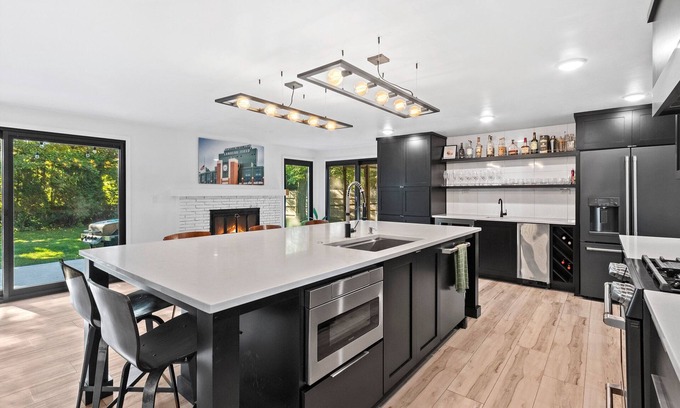 Ashwaubenon House | A+ NFL Draft Location! Steps from public entrance!