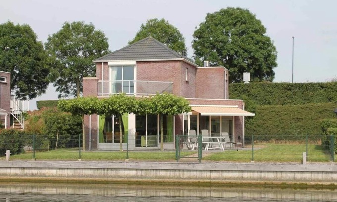 Oude-Tonge House | A panorama of water and nature at this comfortable dyke house!