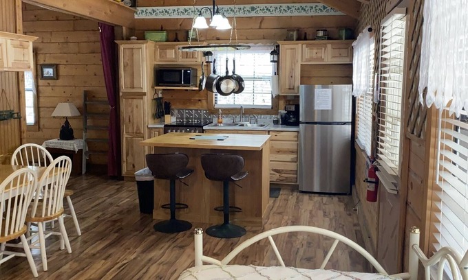 Vanderpool Cabin | A Peace of Heaven LOG Cabins & RV- Cabin #1