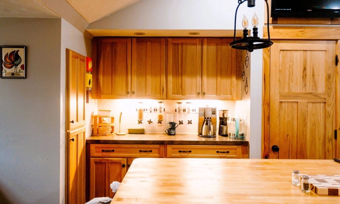 Bradley House | A Peace of Paradise. -Hot Tub, Massage Chair, Private Lot, Close to Gun Lake-