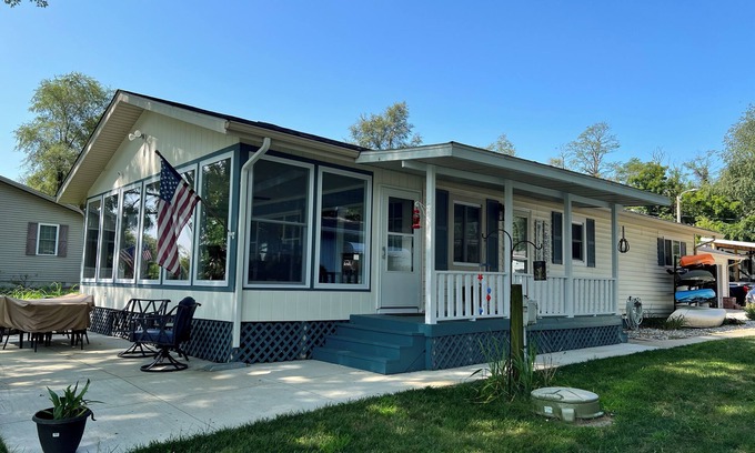 Monticello House | A peaceful retreat, come relax on Lake Shafer. Fire pit, kayaks & games.