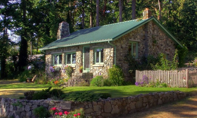 Bow Cottage | A Perfect Fall Getaway. Cozy, awesome views, close to fun hikes & great dining.