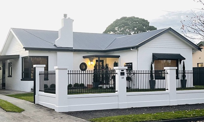 Mount Gambier House | ‘A Place to call “Home” - A Bespoke Getaway with FREE Wi-Fi