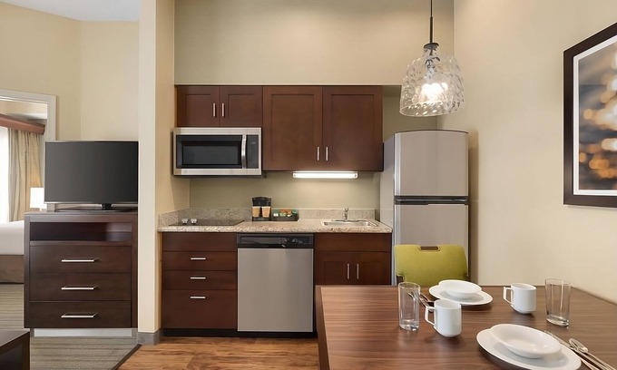 Feather Sound House | A Place to Unwind, Unplug, and Recharge! Full Kitchen, Free Breakfast, Pool!