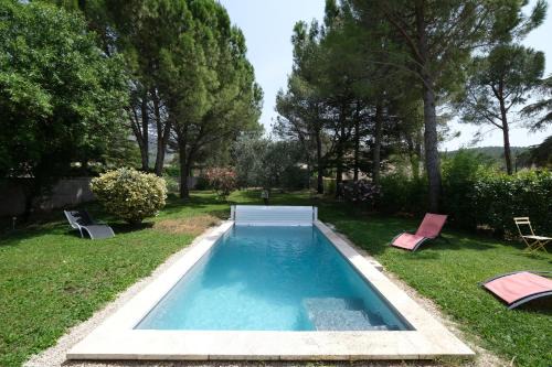 Taillades House | A pretty family house located in a tranquil area with a pretty view of the Luberon range.