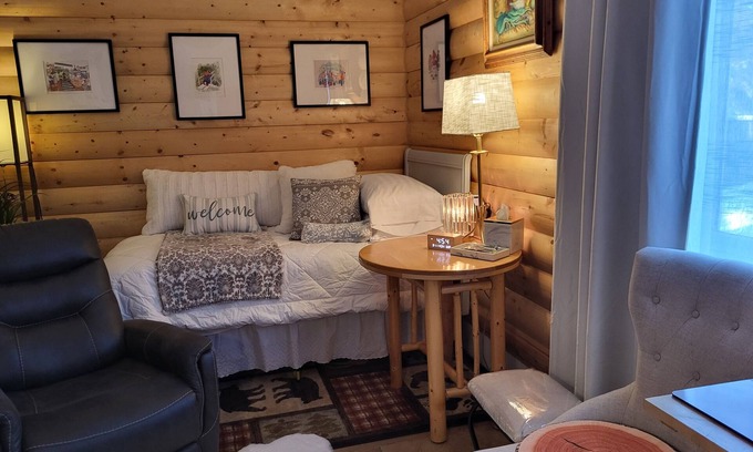 College Apartment | A Private City, Cabin-feel Studio for 1 Person