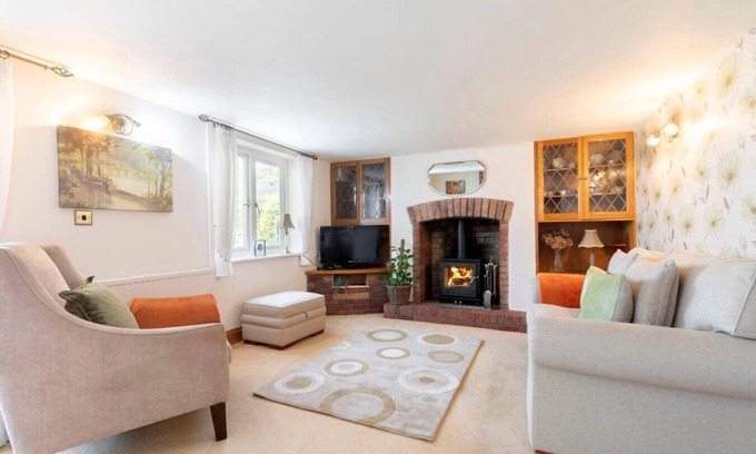 Eastington House | A Quaint, Relaxing 3-Bed Cottage in Eastington