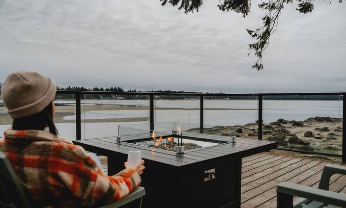 Regional District of Nanaimo Condo | A quiet oceanfront hideaway on the shoreline of Nanoose Bay. n