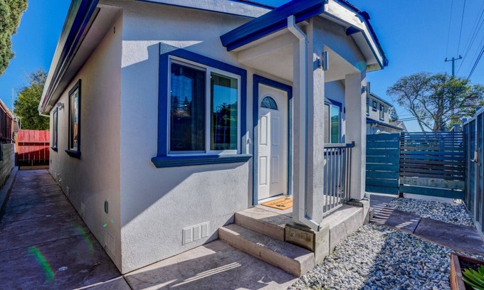 Castro Valley House | A rare minimalist concept in a quiet location with modern amenities.