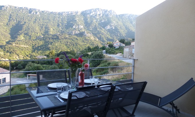 Duilhac-sous-Peyrepertuse Cottage | A recent comfortable cottage with exceptional views of the Cathar castles