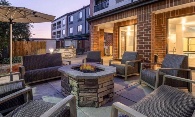 Lakewood House | A recently renovated, inviting hotel near Lakewood, Colorado