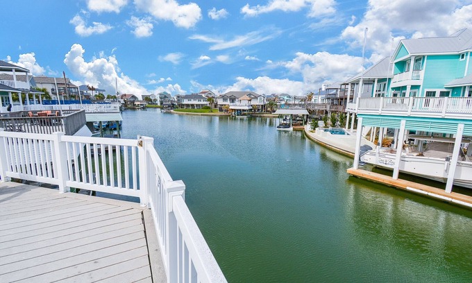 Isla Del Sol House | A Reel Good Spot! Spacious 5 bdrm/king beds/bunk