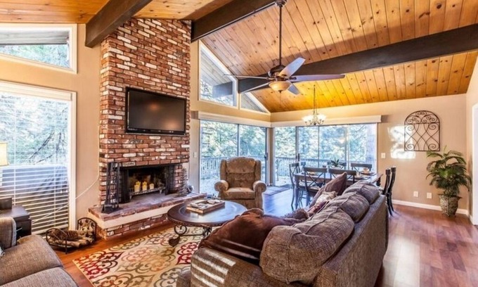 Twin Peaks Cabin | "A RETREAT CABIN PERFECT TO RELAX"