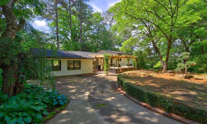 Atlanta House | A Retreat Home of 4-bedrooms Conviniently Located in the Heart of Atlanta