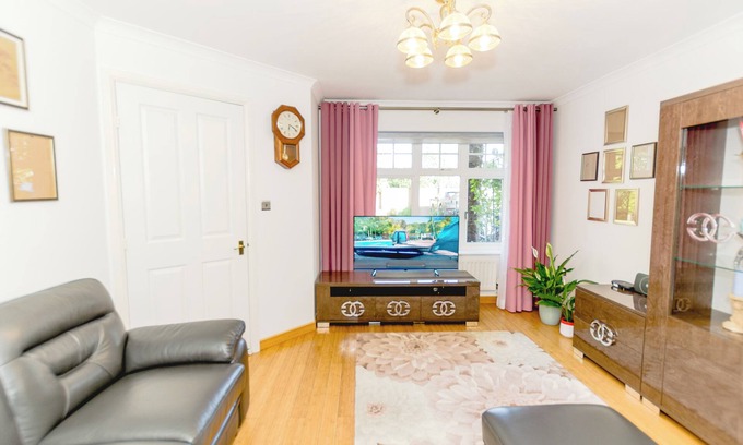Thamesmead House | A Riverside Paradise in The City w Garden - A 2 Bed Home in London Sleeps 4!