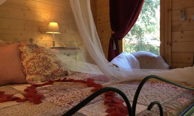 Barjols Cabin | A romantic garden hut with balneotherapy