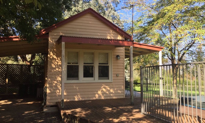 Staghorn Flat Cottage | A Romantic Getaway pet friendly farm stay