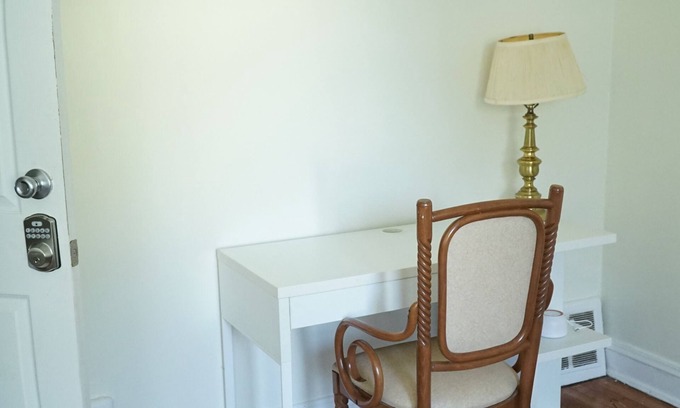 Mayfair Apartment | A room close to O’hare airport
