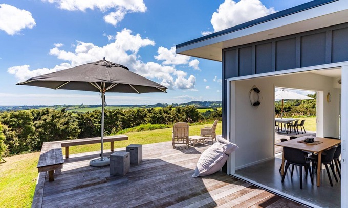 Mangawhai House | A Rural Retreat - Modern sunny holiday home with panoramic views over Mangawhai