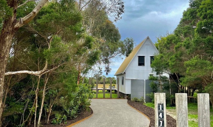 Walkerville House | A shaped beach house located on the edge of Waratah Bay close Wilsons Promontory