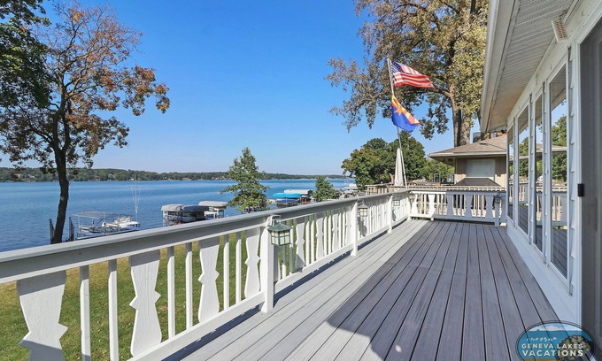 Delavan Lake House | A Shore Thing- Lake Delavan Cottage w/Private dock and boat lift!