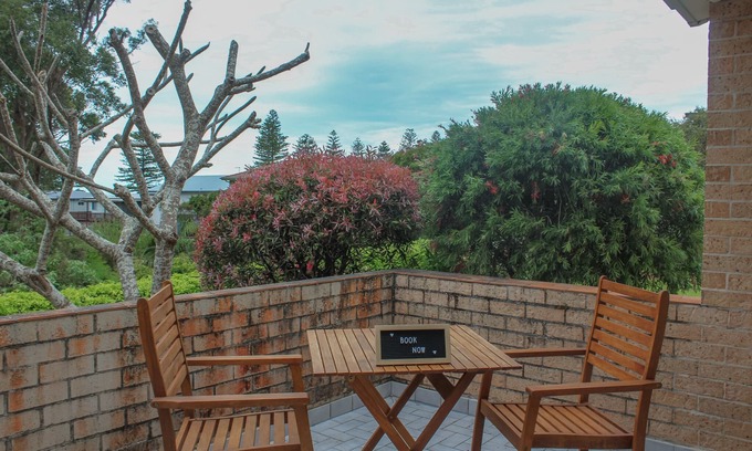 Black Head Apartment | A short walk to Black Head Beach, park with bbqs & amenities, shops and cafes