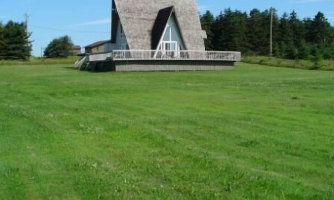 Darnley Cottage | A short walk to one of the world's best beaches, sleeps 8