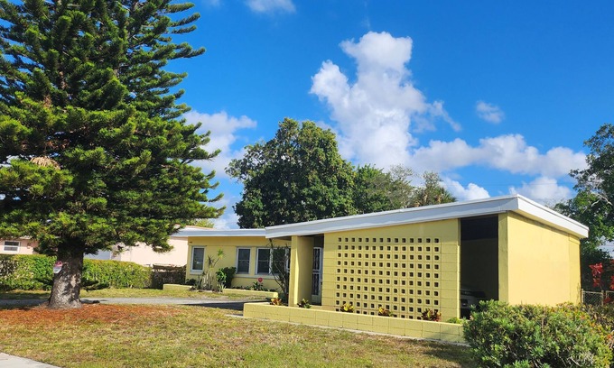 Miami Gardens House | A single family home near beaches, Miami Dolphins Stadium & shopping outlets.