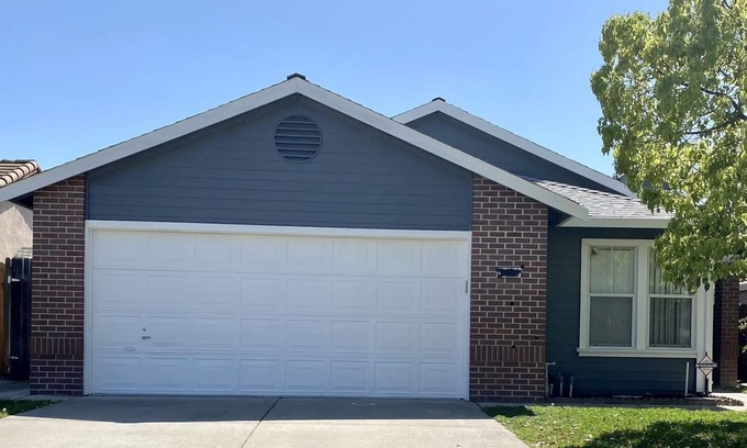 Citrus Heights House | (A) Single Story In Citrus Heights. 3 bed, 2 bath, 2 car garage and yard.