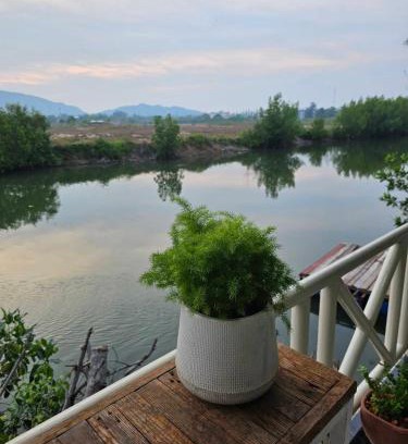 Prachuap Khiri Khan House | A small house next to the canal