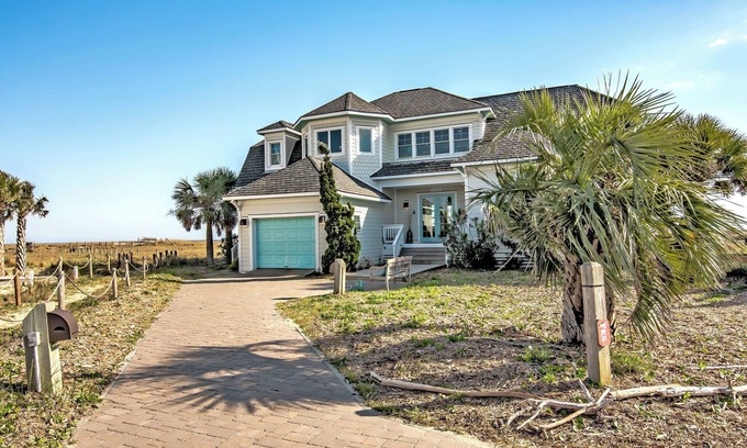 South Beach House | A Soft Landing is a fantastic, dog-friendly four-bedroom, 3.5-bathroom oceanfront retreat.