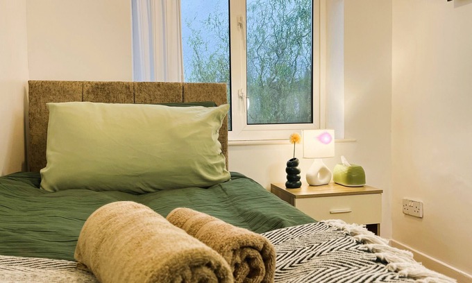 Wyken House | A Spacious 3 bedroom house near UHCW, free parking, smart TV, Netflix, Fast WIFI