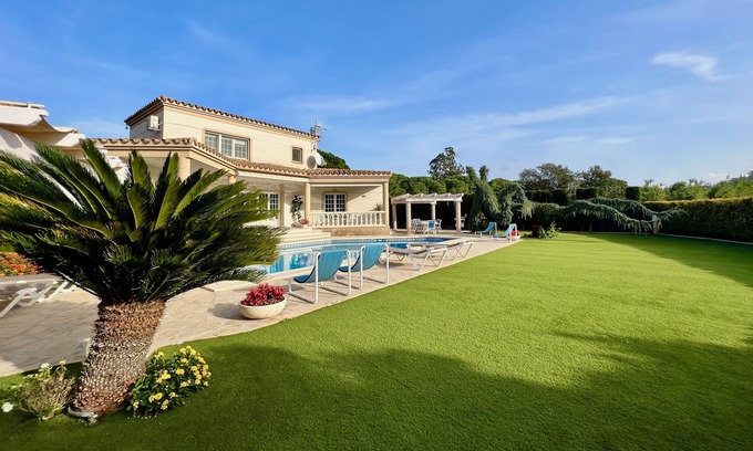 Calonge Villa | A spacious 4 bedroom villa, all with en suite bathrooms, large garden & Pool