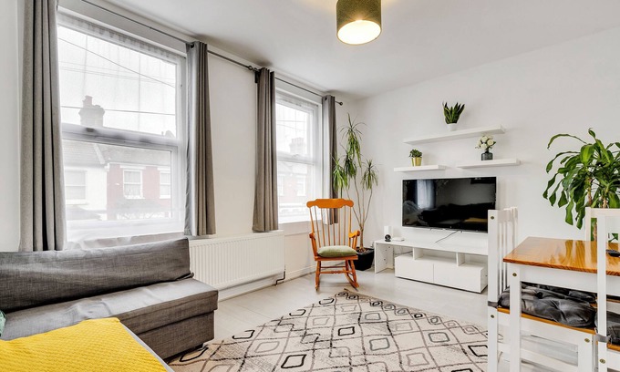 Bruce Grove House | A Spacious 6 Bedroom House in North London with Free Parking & 3 Bathrooms
