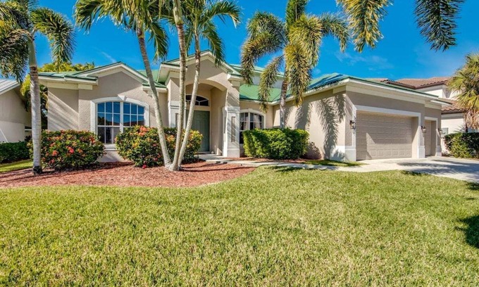 Pelican Villa | A spacious 6-bedroom retreat in sunny Cape Coral.