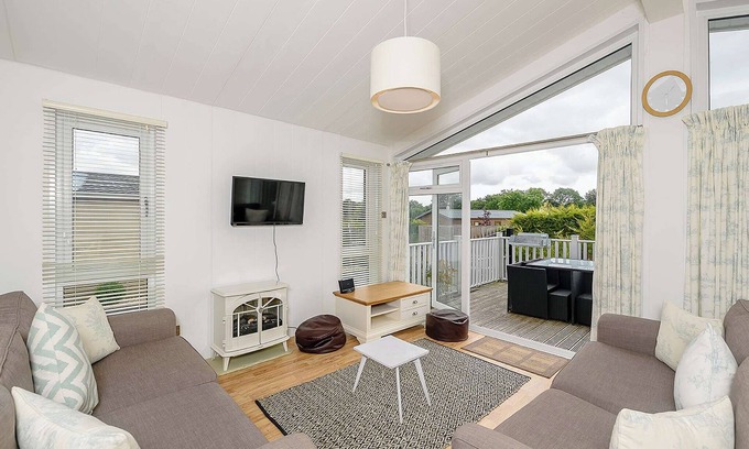 Honiton Ski Chalet | A spacious lodge with one master double with en suite shower room.