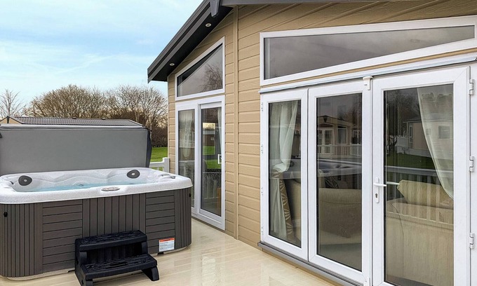 Langham House | A spacious lodge with one master double with en suite shower room.