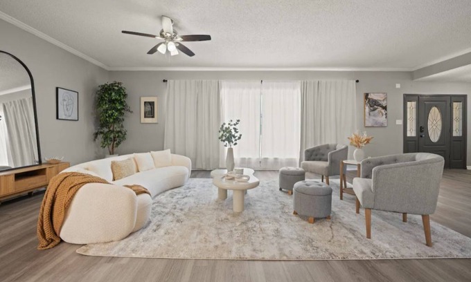 Del Mar House | A spacious, modern, & beautiful home by the coast