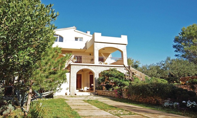 Jadrtovac Apartment | A spacious vacation apartment near the beach and with a communal barbecue.